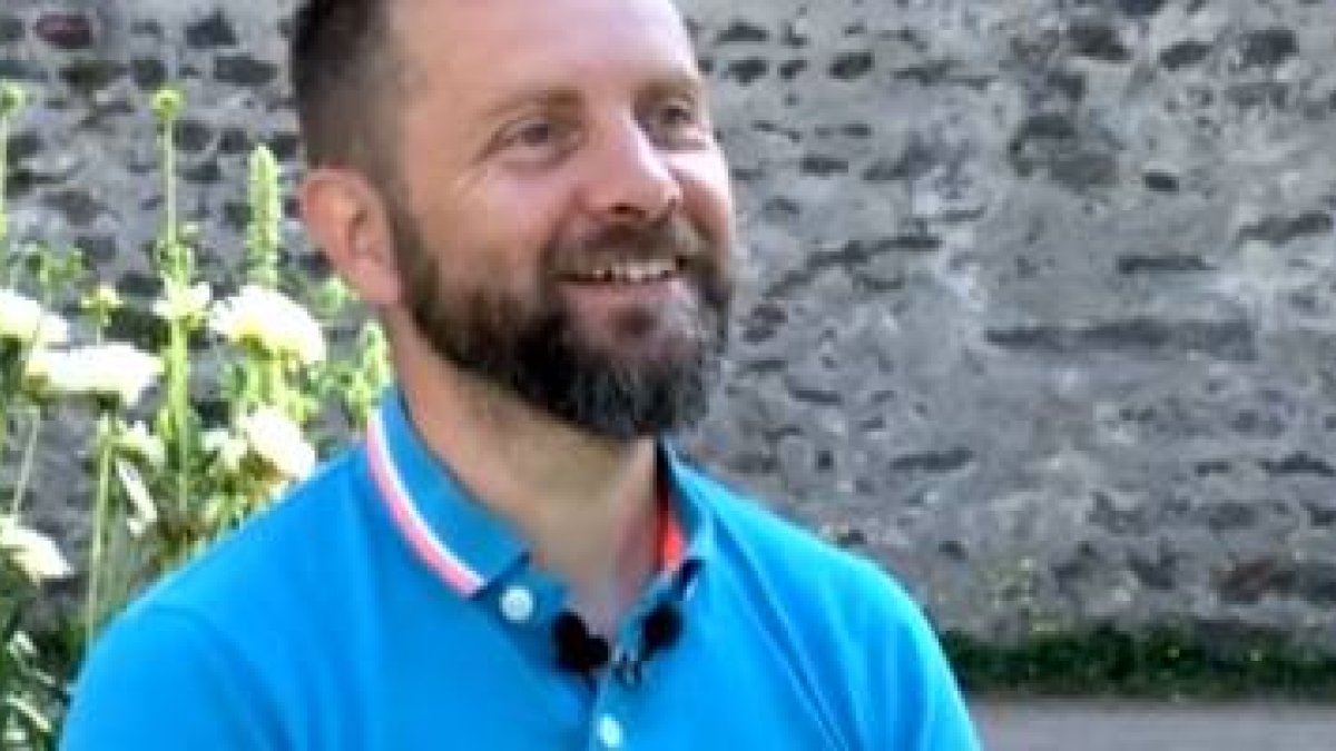 Mickäel se acercó a la fe por una chica cristiana y por un Curso Alpha en el que podía formular sus preguntas