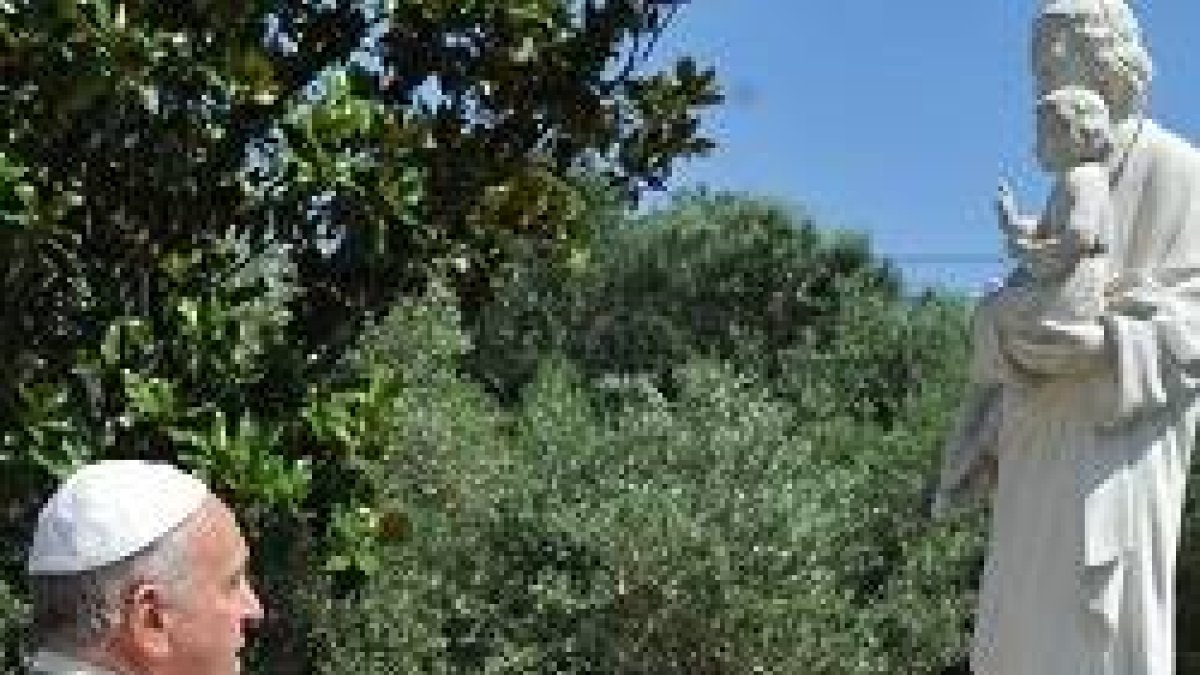 El Papa reza ante una imagen de San José sujetando al niño Jesús