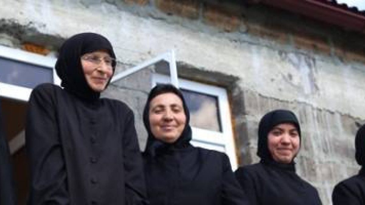 Cinco de las siete monjas que tiene la Iglesia Apostólica Armenia... algunas son viudas con hijos