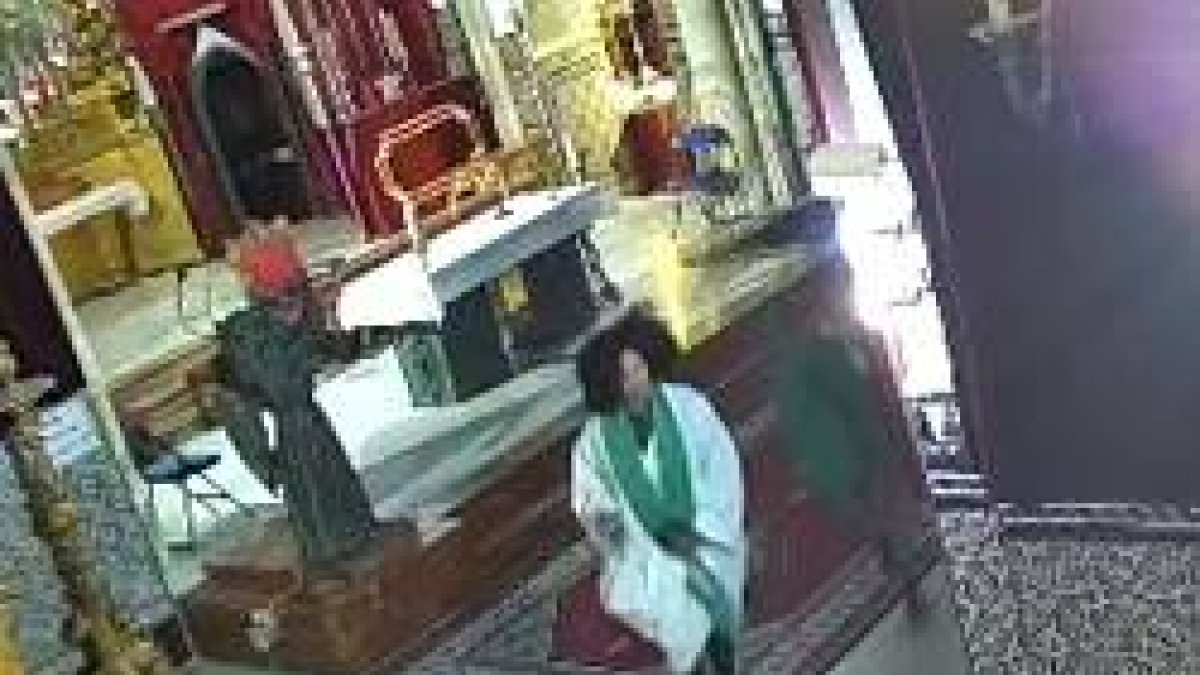 Imagen captada por la cámara de seguridad en la que se ve a las mujeres con la ropa litúrgica puesta