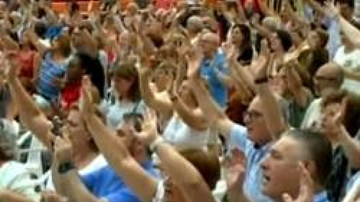 Así es la oración en la Asamblea de la Renovación Carismática Católica en Alcobendas