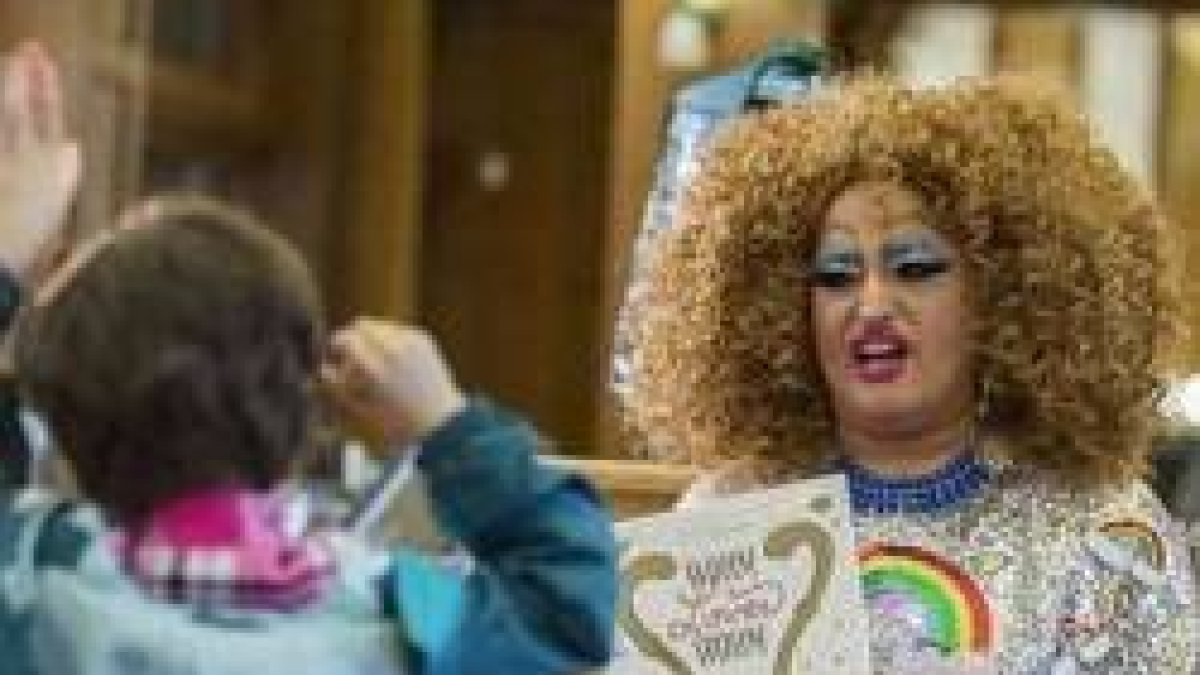 Una de estas actividades de lectura de cuentos a cargo de drags queen en la Biblioteca Pública de Brooklyn (Nueva York)