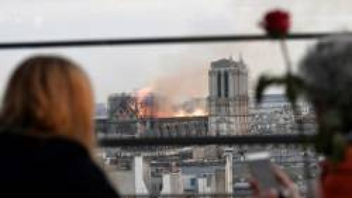 El incendio de Notre Dame ha sido tratado por la BBC sin imágenes de oraciones, de liturgia ni alusiones a nada cristiano... como si fuera un castillo o edificio antiguo vacío