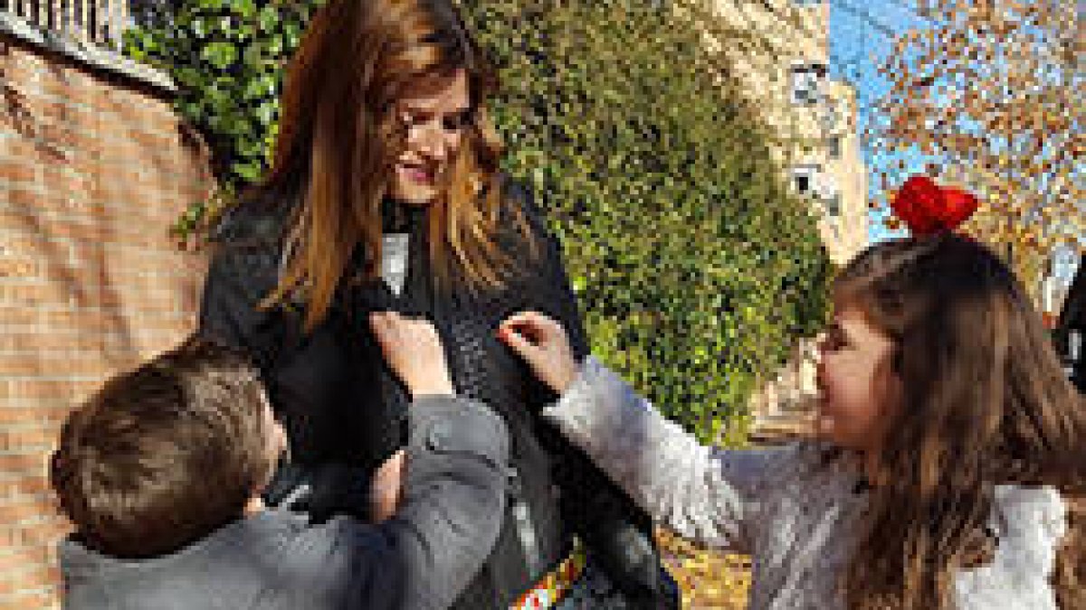 Unos niños dando estrellas a los viandantes