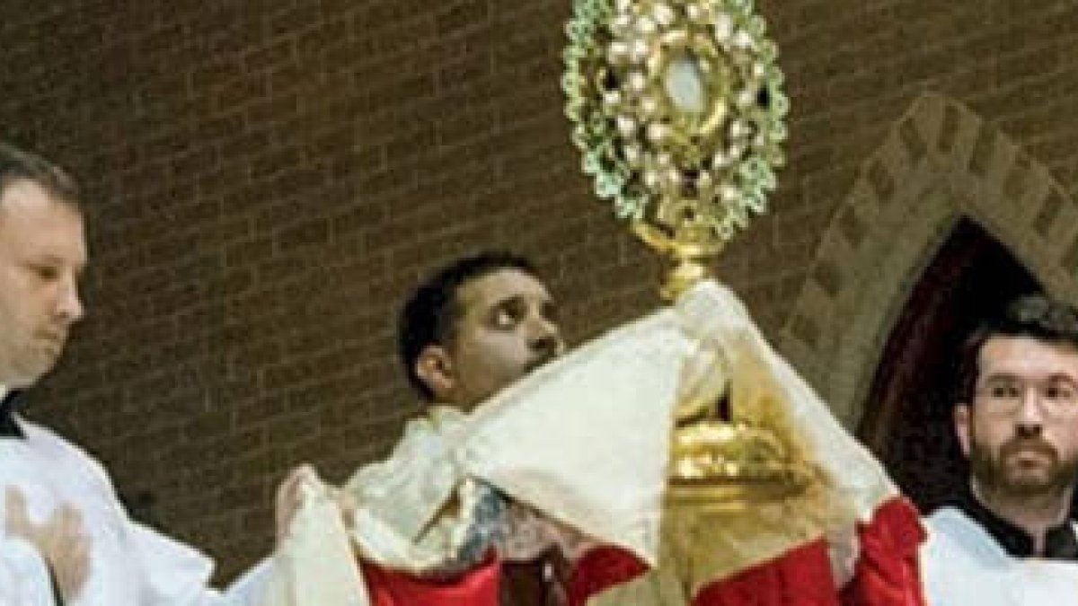 P. Josh, bendiciendo a los fieles en una adoración eucarística