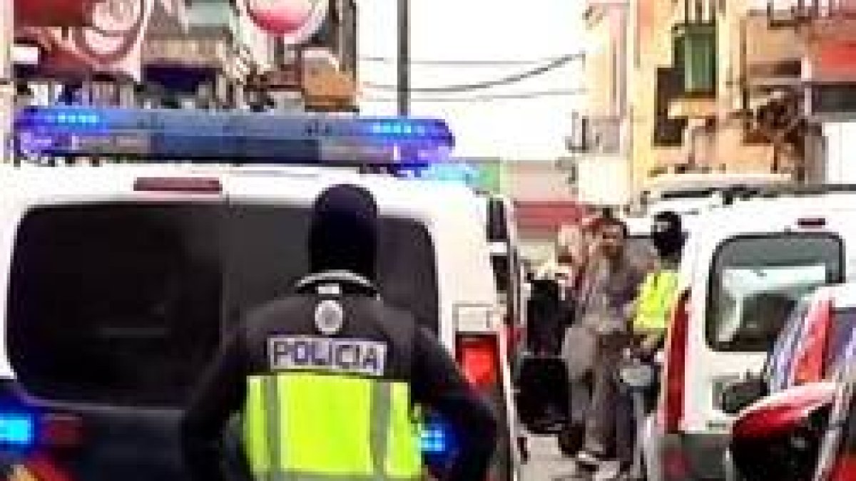 La Policía Nacional ha registrado el domicilio del joven y su familia en Sevilla - se han llevado documentación