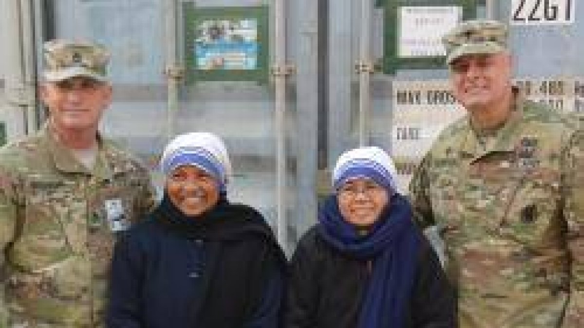 Misioneras de la Caridad con dos militares de EEUU en Agfanistán... la única parroquia católica del país está en la Embajada italiana
