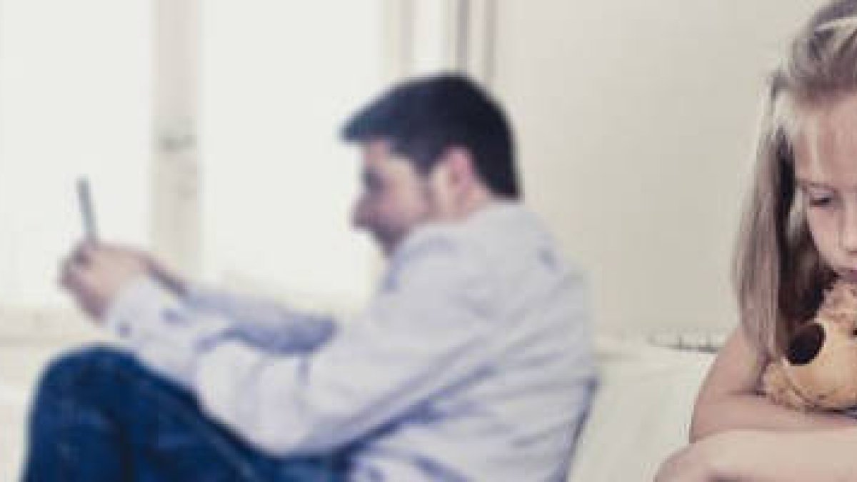 Muchísimos padres de familia desatienden a sus hijos por su adicción al trabajo y un mal uso de las nuevas tecnologías