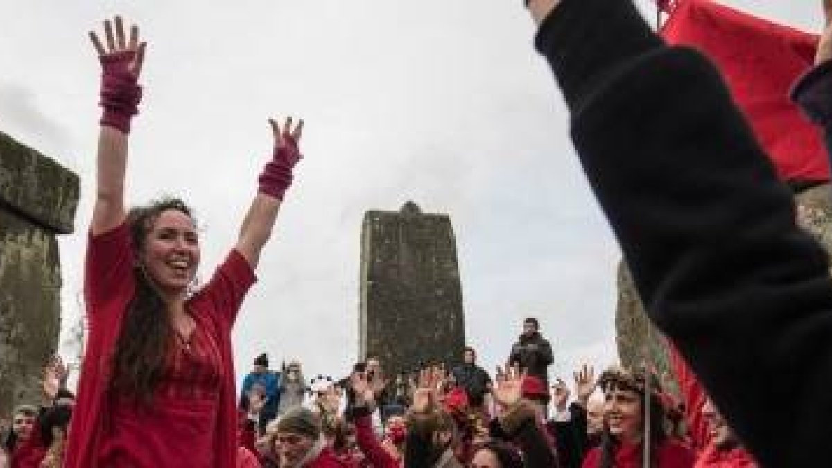 Un coro con estética neopagana canta canciones de armonía y Yule en Stonehenge en Navidad... pero la fecha cristiana del 25 de diciembre no tiene nada que ver