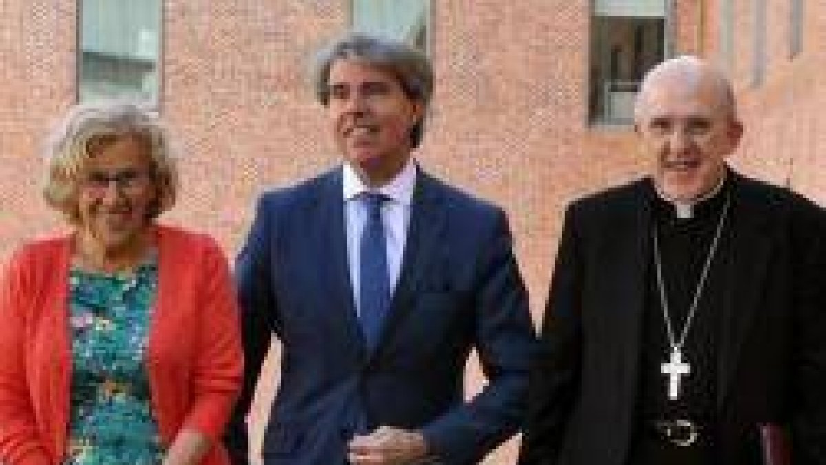 El presidente autonómico, Garrido, la alcaldesa Carmena y el arzobispo de Madrid, Carlos Osoro, juntos en la Misa de la Paloma, donde suelen coincidir cada año