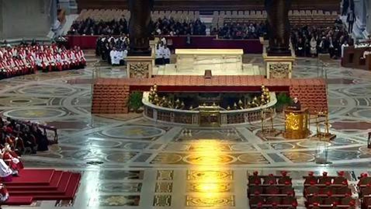 El padre Cantalamessa predicó el Viernes Santo sobre Cristo en la Cruz como esperanza para todos los excluidos y descartados del mundo.