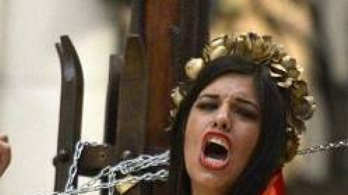 Una de las Femen que se encadenó en el altar de la catedral de la Almudena de Madrid