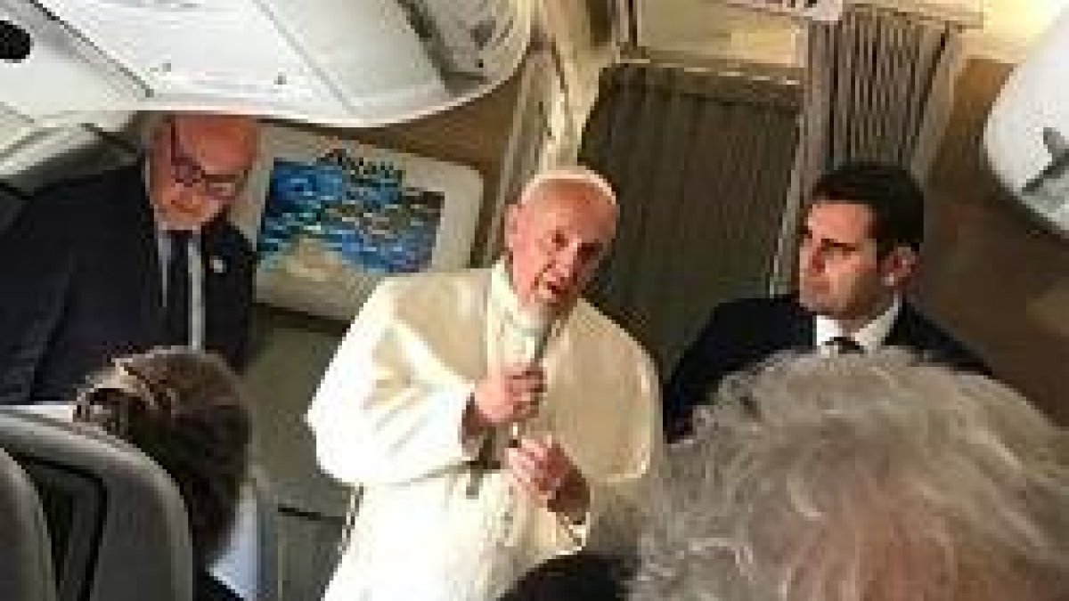 El Papa Francisco charló durante unos minutos con los periodistas que le acompañan en el vuelo a Panamá