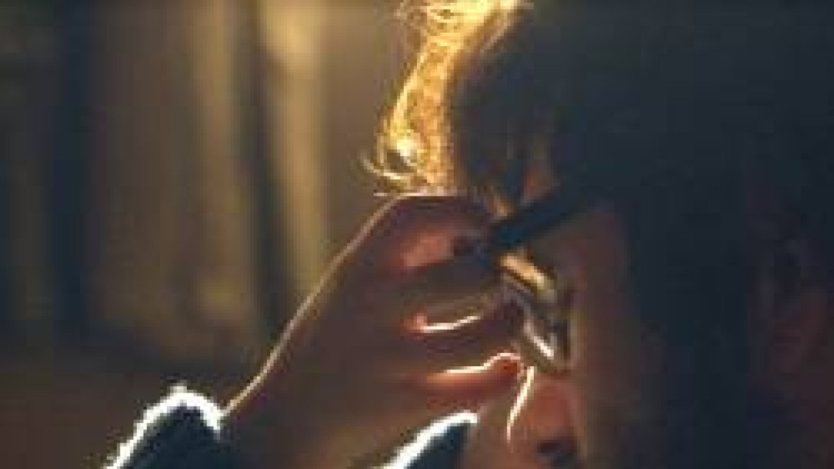 La película Contemplación intenta dar sensaciones táctiles, marcando los perfiles y apagando los colores, para ayudarnos a ver como el protagonista