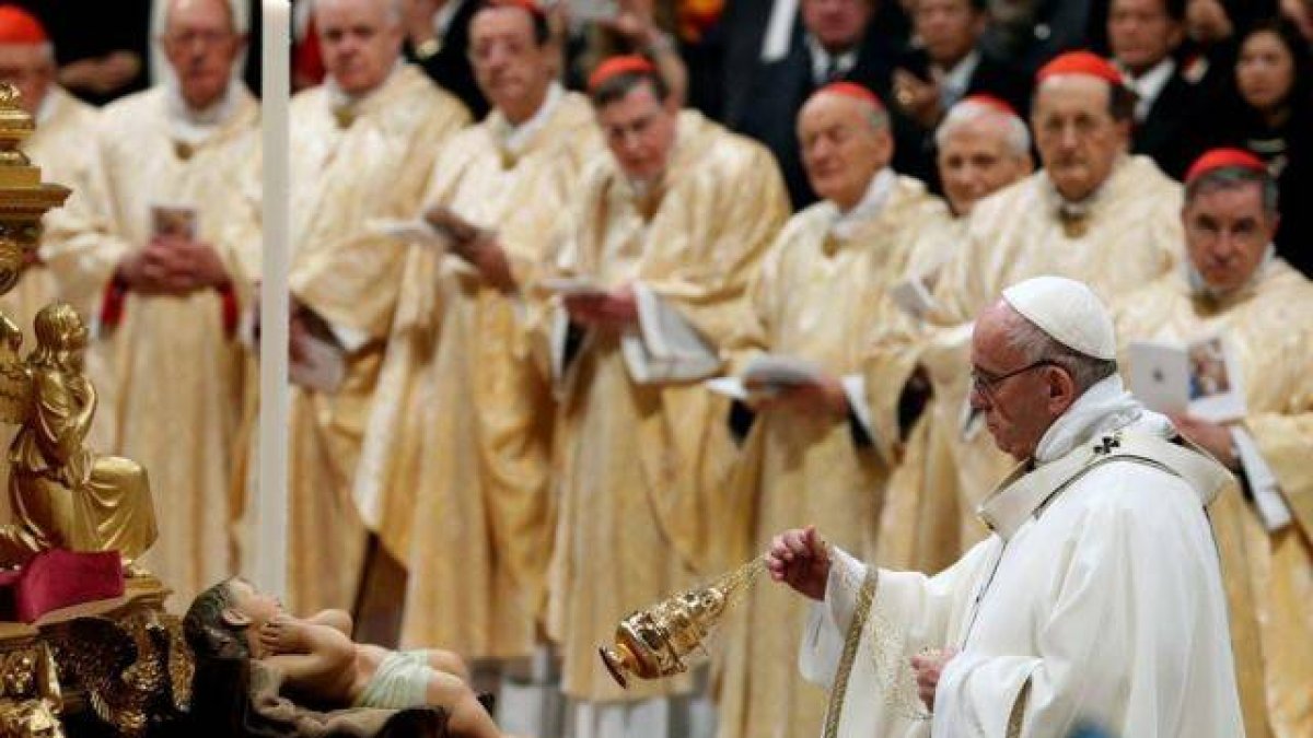 Jesús, Niño Dios, se nos ofrece en un pesebre, en la Casa del Pan, es decir, como alimento - no viene a quitarnos nada, sino a entregarse Él