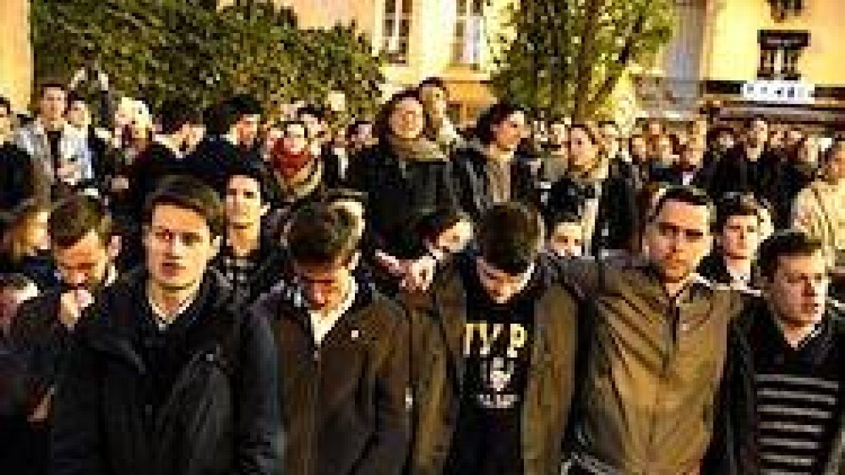 Jóvenes rezando el Rosario en París mientras ardía la catedral de Notre Dame este lunes.