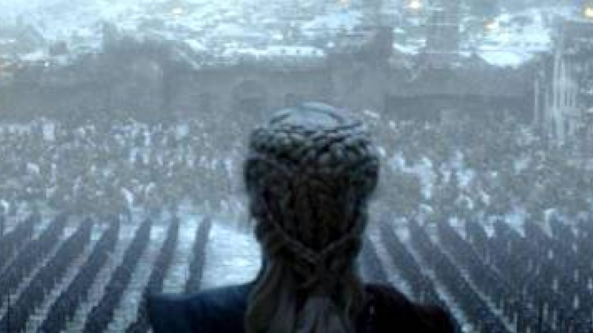 Daenerys contempla la ciudad que ha arrasado y su ejército entusiasmado por la victoria