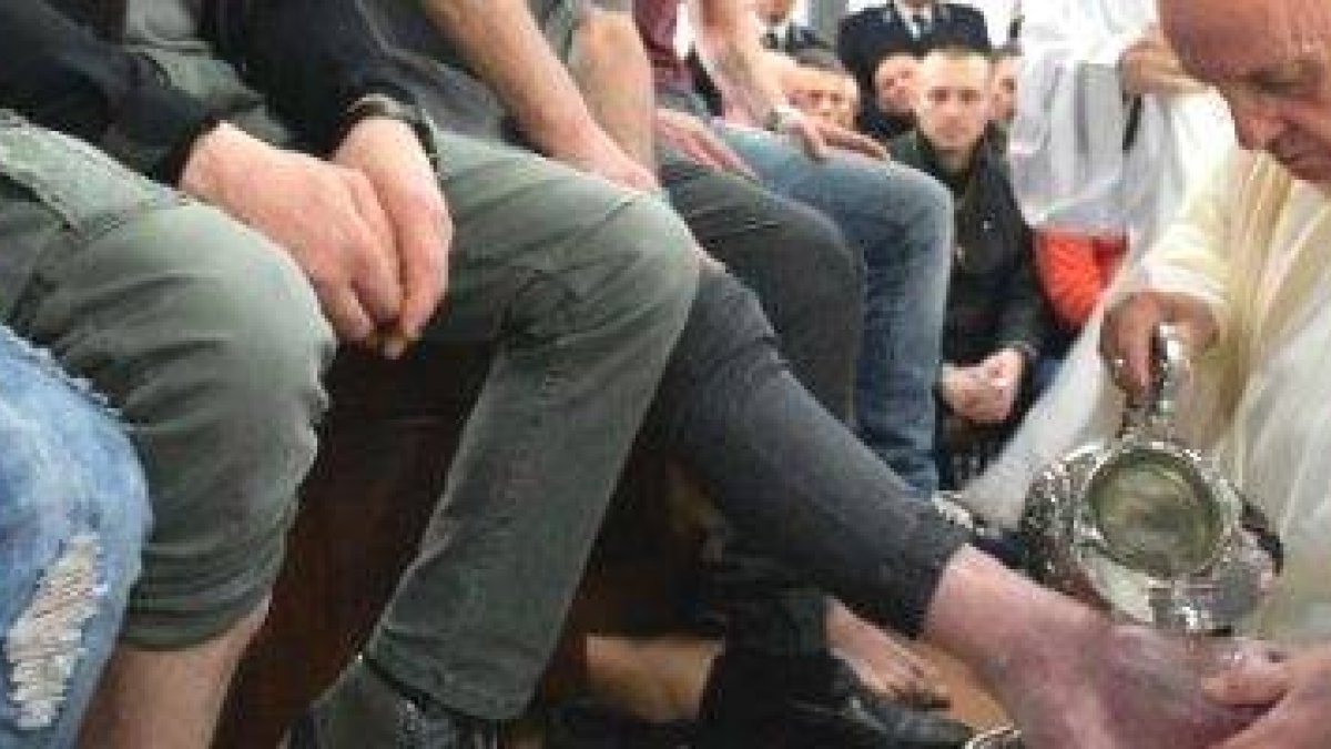 El Papa Francisco en el gesto de lavar los pies, propio del Jueves Santo, por quinta vez lo realiza en una prisión