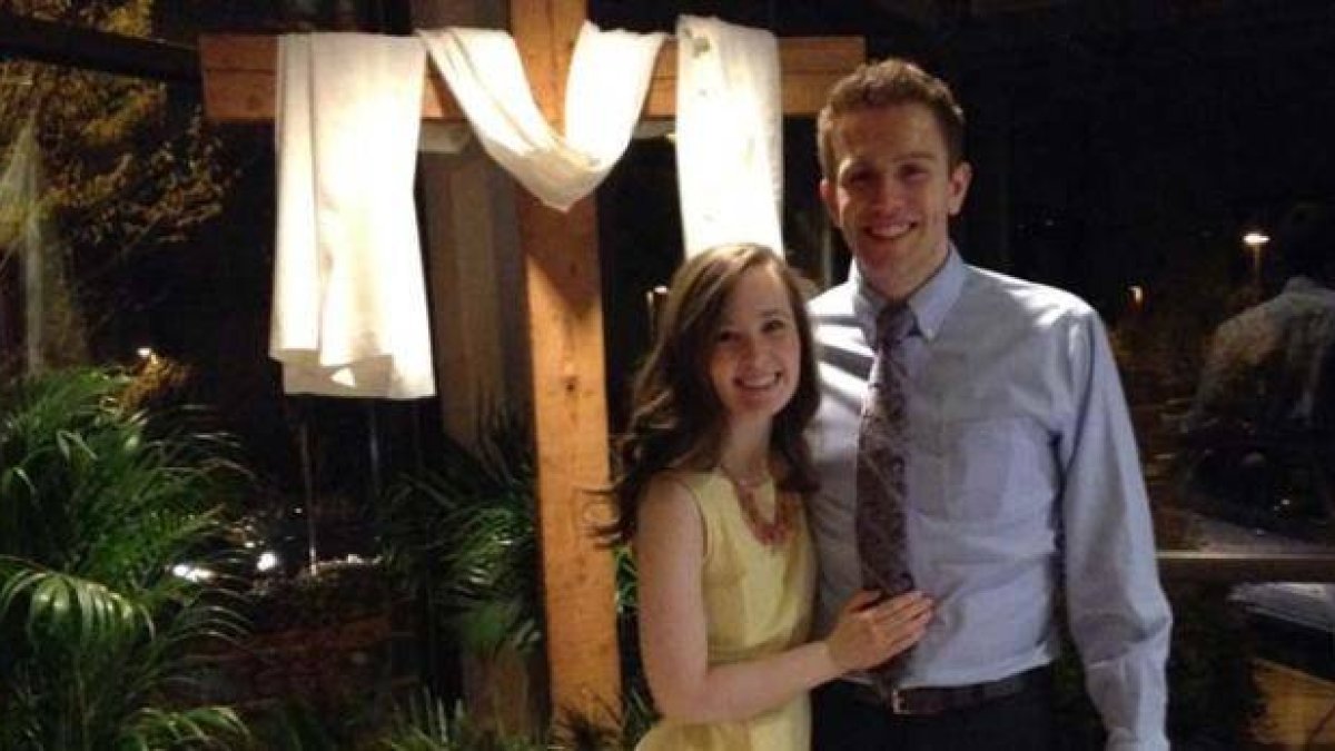 Megan e Isaac Kreft, la noche de la Vigilia Pascual de 2016, cuando él entró en plena comunión en la Iglesia Católica