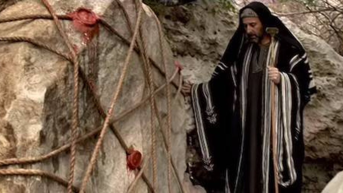 La tumba de Cristo, con los sellos puestos por las autoridades romanas, en una escena de «Resucitado» (2016), de Kevin Reynolds, interpretada por Joseph Fiennes.