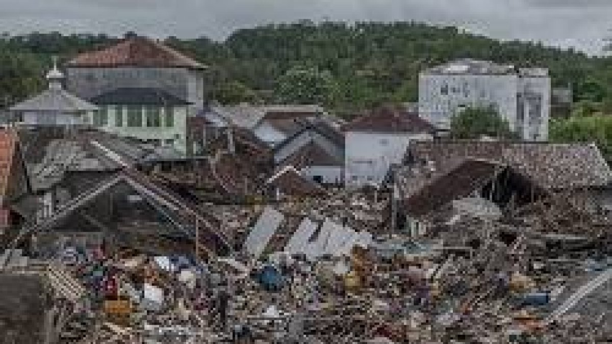 El tsunami no sólo ha causado numerosos daños materiales sino que ha recordado a muchos la terrible tragedia que asoló Indonesia hace 10 años