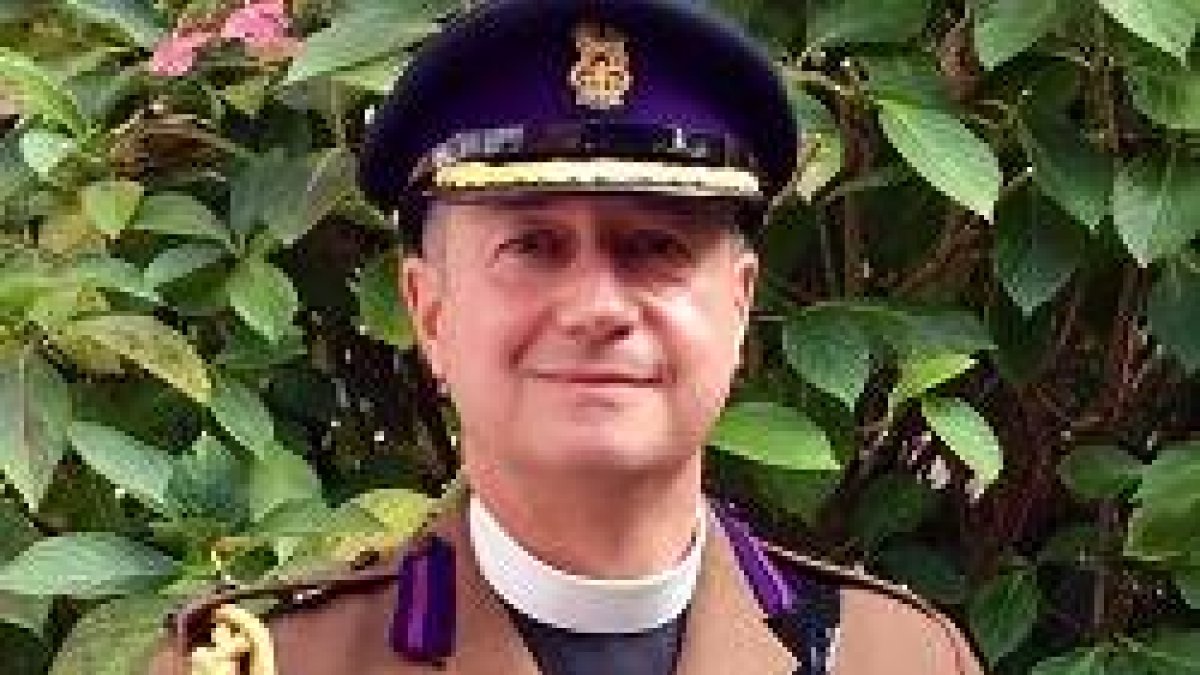 El padre Fava es el capellán castrense católico más veterano del Ejército británico