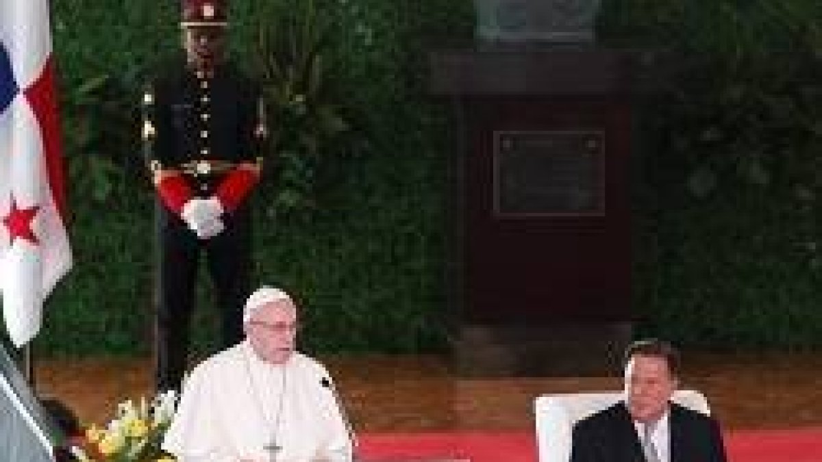 El Papa ha pedido a políticos y diplomáticos que sean un ejemplo para los jóvenes