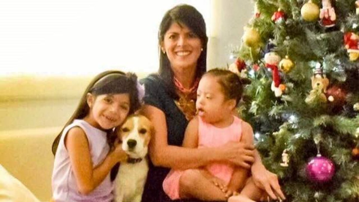Claudia, con sus dos hijas.
