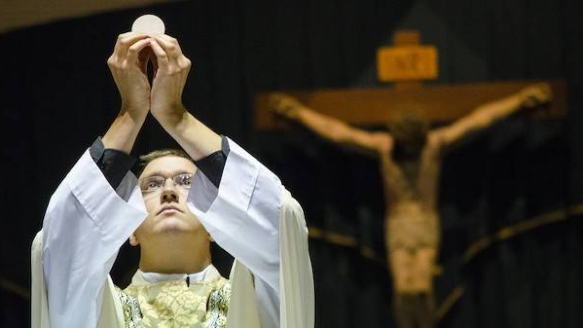 Las palabras del sacerdote convierten el pan y el vino en el Cuerpo y la Sangre del Señor: en la misa el sacrificio del Calvario no se representa ni se rememora, se renueva.