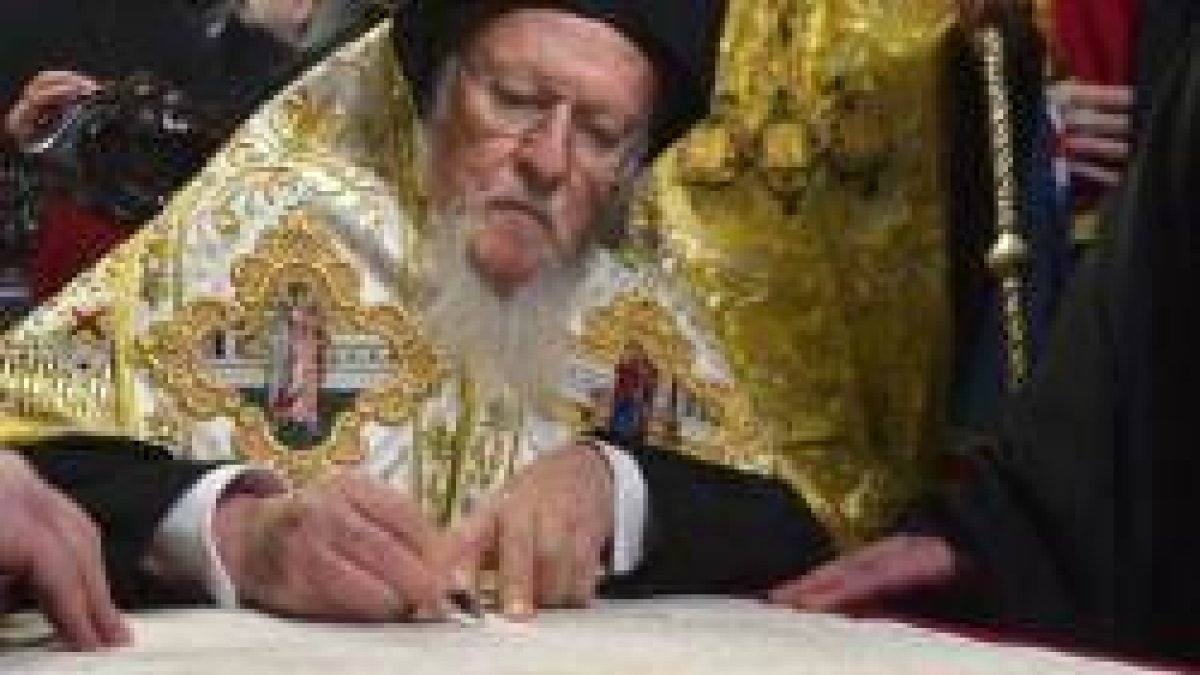 El Patriarca Bartolomé de Constantinopla firma el Tomos o decreto que crea la nueva Iglesia autocéfala ucraniana