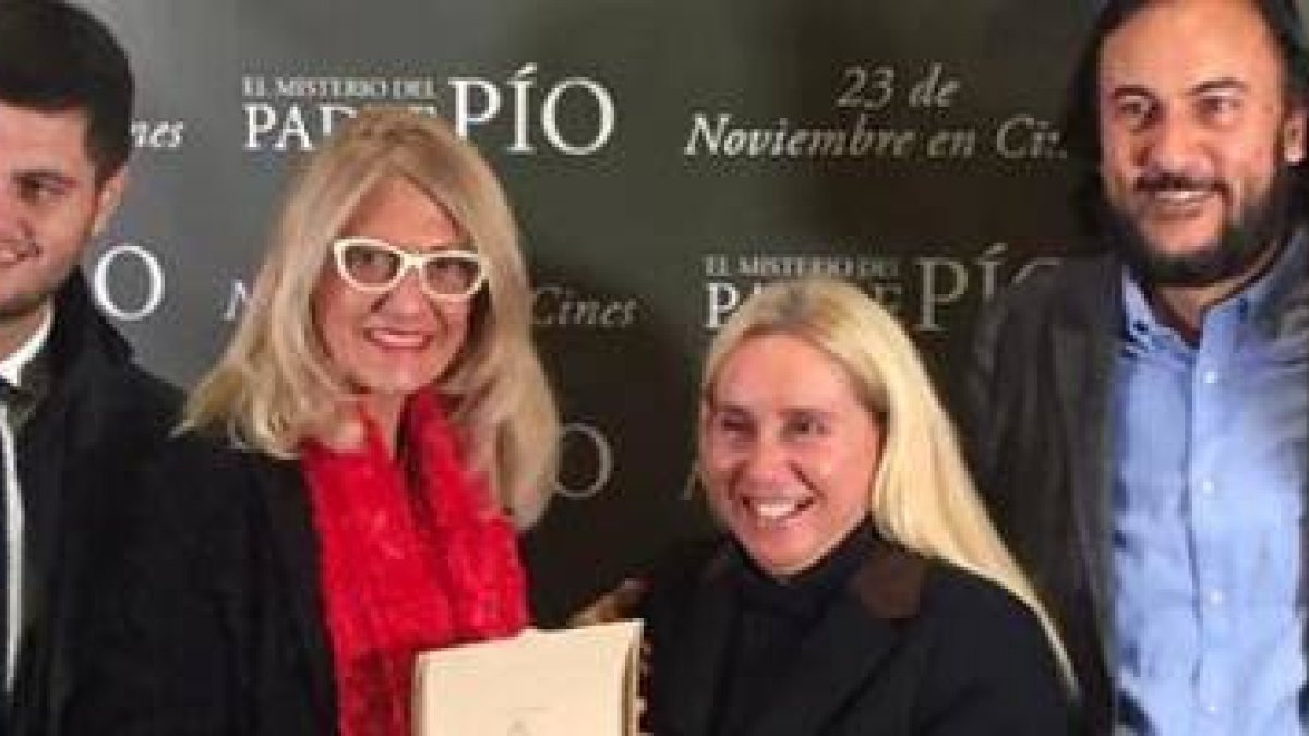 El joven Matteo, junto a su madre, acompañados de Paloma Fernández Gasset y José María Zavala, y a la derecha el padre de Matteo, médico asombrado del milagro