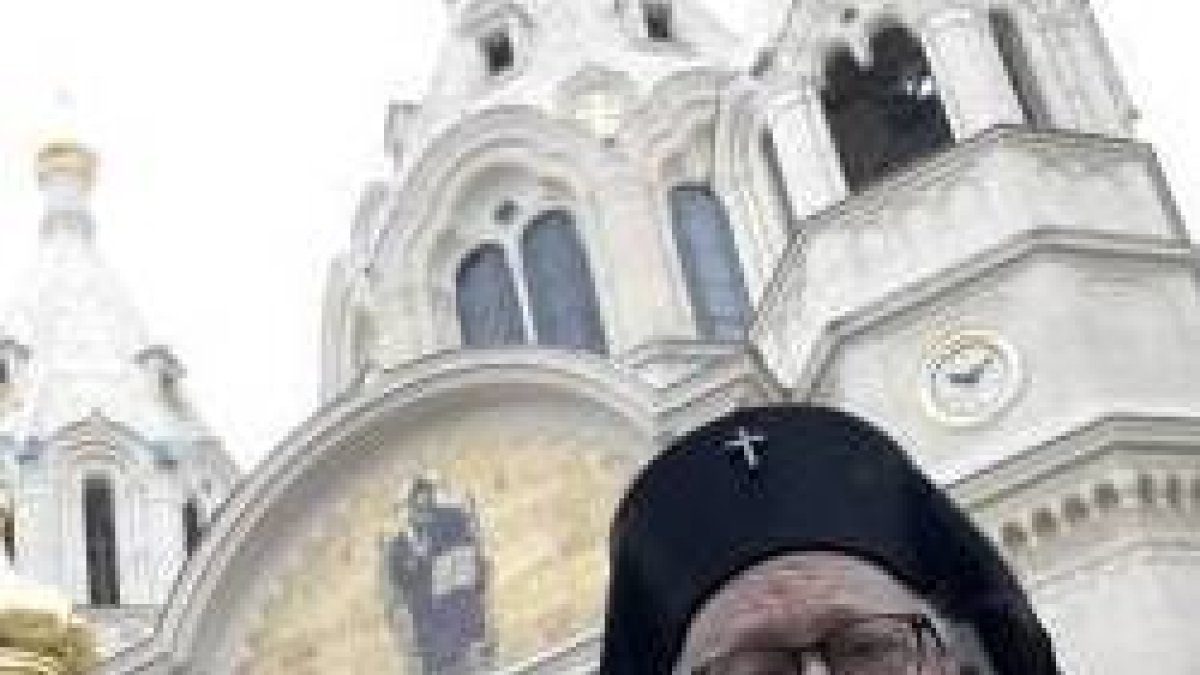Juan de Charioupolis en la catedral ortodoxa de París - ya no le protege Constantinopla y Moscú quiere absorber sus 100 parroquias europeas