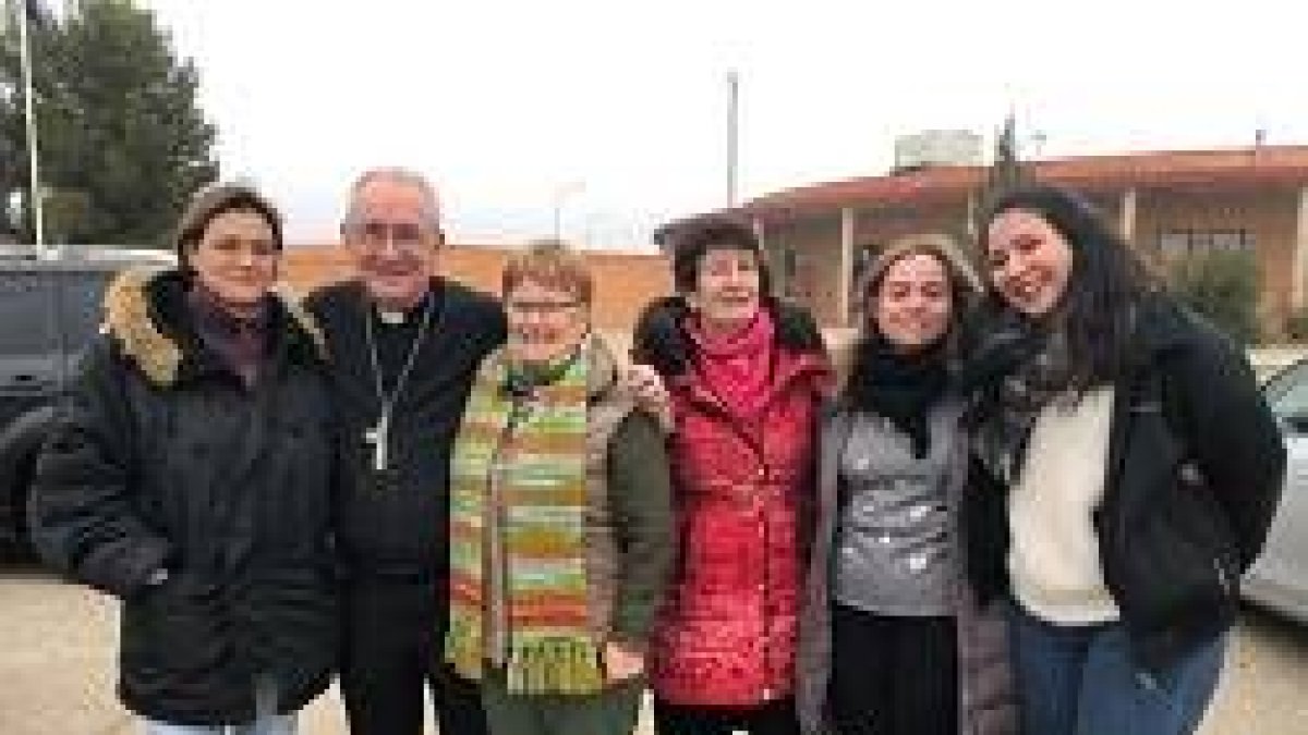 El obispo de Barbastro y varios de los voluntarios que han participado en esta iniciativa pastoral