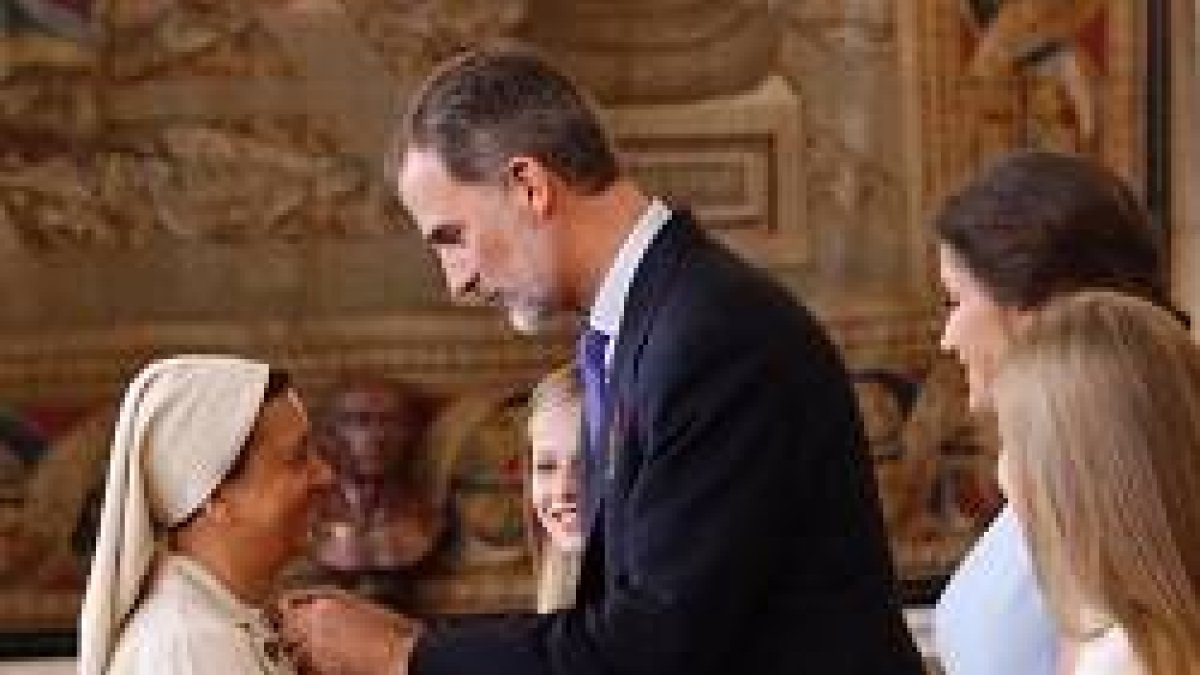 Sor Mónica, recibiendo este miércoles la Medalla al Mérito Civil a manos del Rey Felipe VI