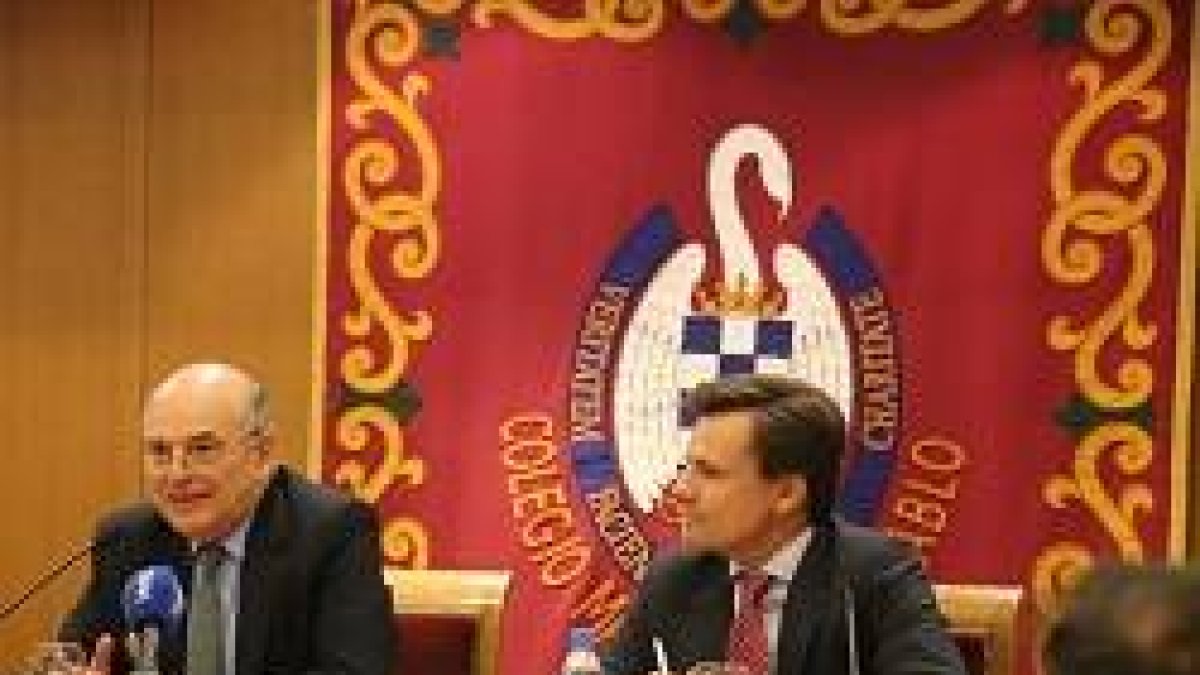 El catedrático Rafael Sánchez Saus (izquierda), durante la presentación del congreso / CEU