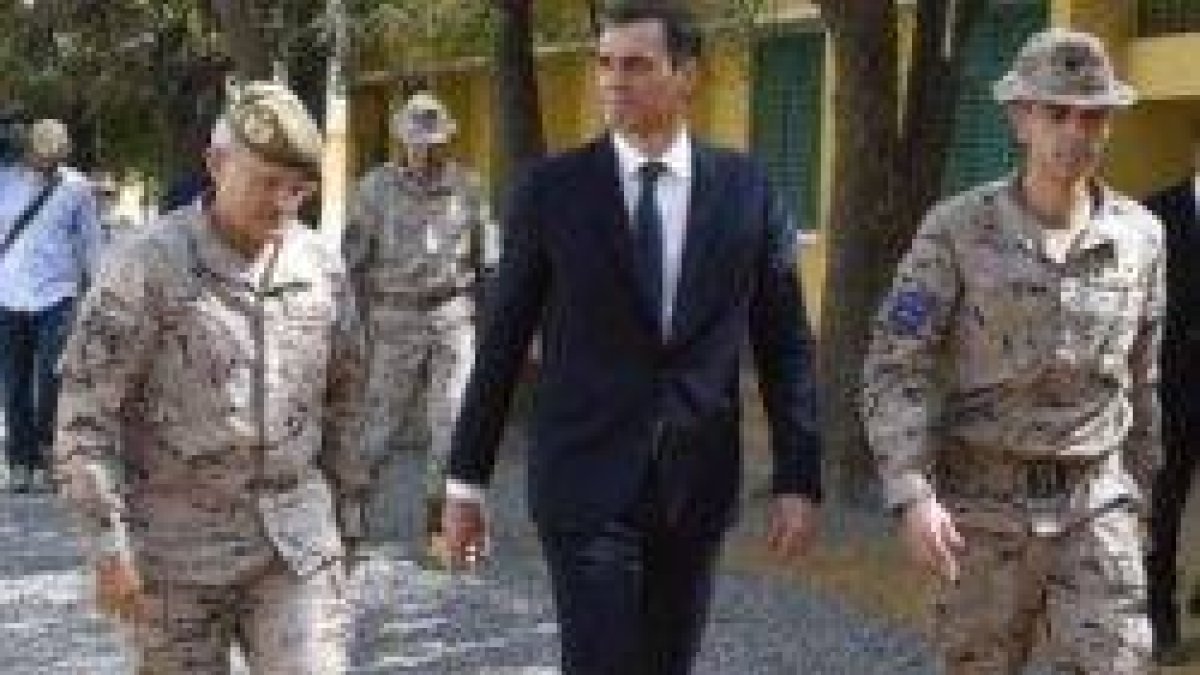 El presidente español, Pedro Sánchez, visitando a los mandos militares españoles en Mali, África