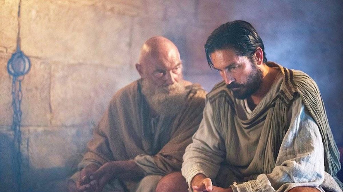San Pablo (James Faulkner) y San Lucas (Jim Caviezel) en «Pablo, Apóstol de Cristo» (2018), de Andrew Hyatt.