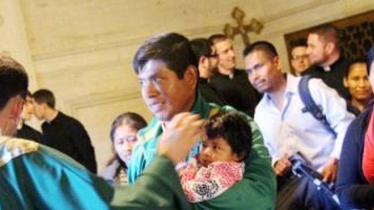 Una familia hispana en misa... la asistencia frecuente a servicios religiosos va ligado a más satisfacción en la vida de pareja