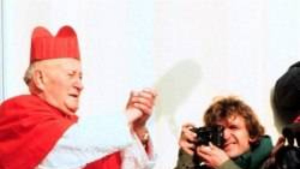 El cardenal Tomasek saluda a la multitud reunida en Praga en 1989... y los líderes comunistas empiezan a sospechar que algo puede salirse de control