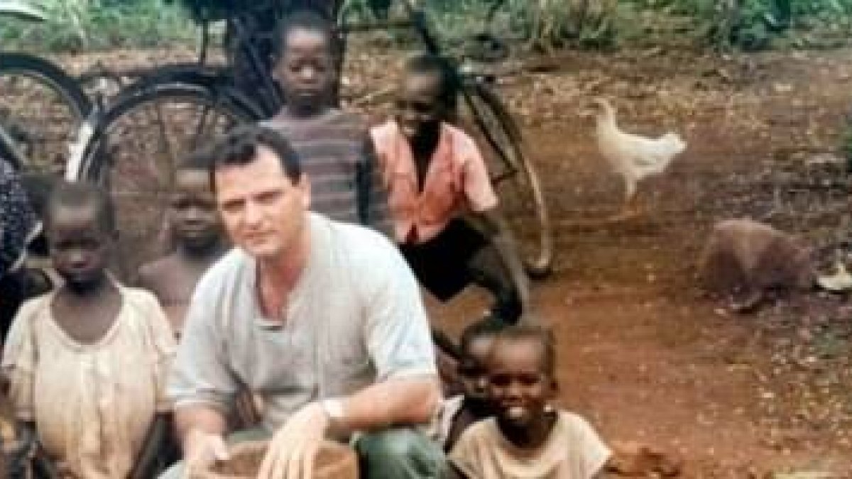 El padre Marvin, un costarricense en la Uganda de inicios del siglo XXI, en plena guerra con los rebeldes del LRA y sus niños soldado