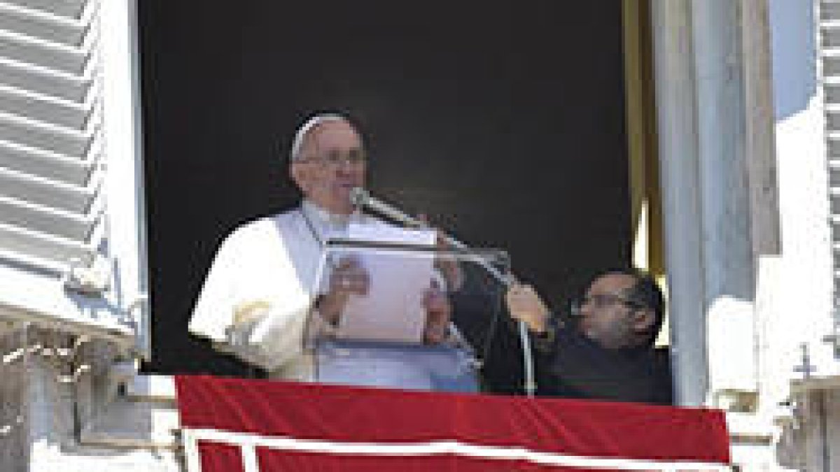 Francisco en el Angelus: «Ante la humanidad estéril, Dios ofrece un tiempo de conversión»