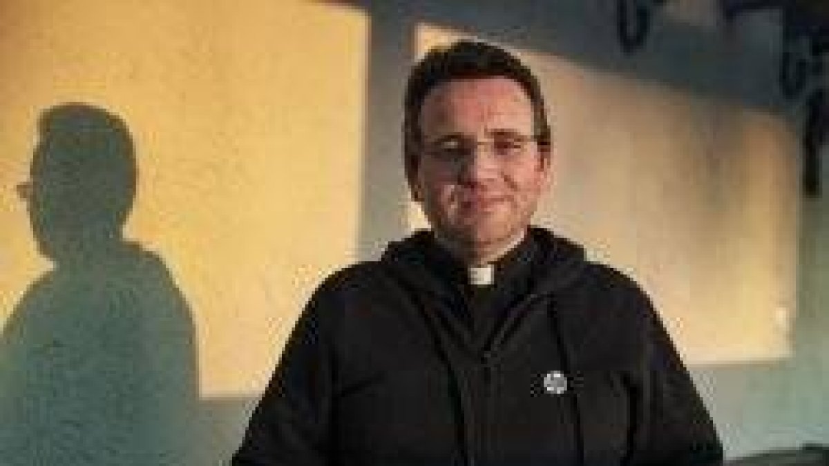 Felipe Simón, párroco del barrio de Pomar en Badalona, hace ya 5 años que visita a los sin techo de Barcelona por las noches, cada 15 días, con sus voluntarios