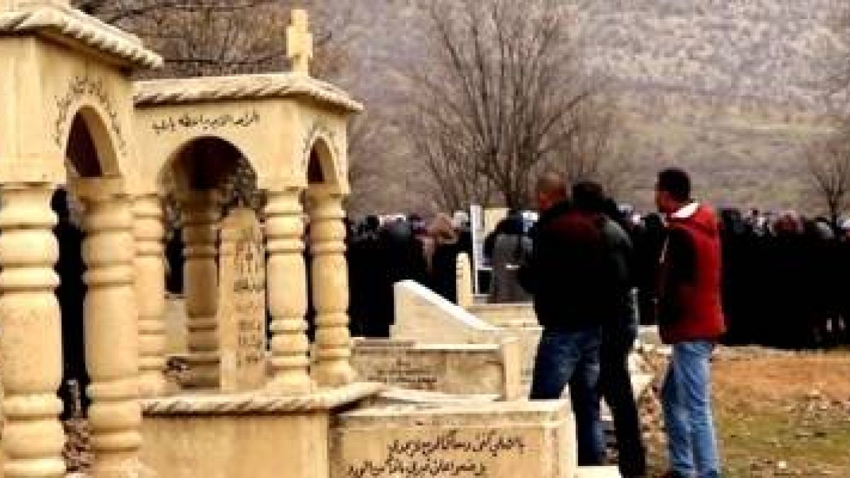 Funeral cristiano en el Valle de Nahla, en la frontera de Irak con Turquía, donde los turcos bombardean aldeas cristianas