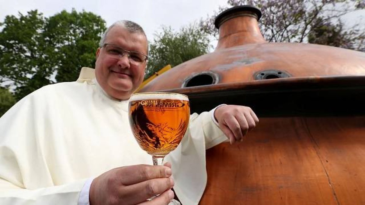El subprior de la abadía, el padre Karel Stautemas, presentó esta nueva cerveza