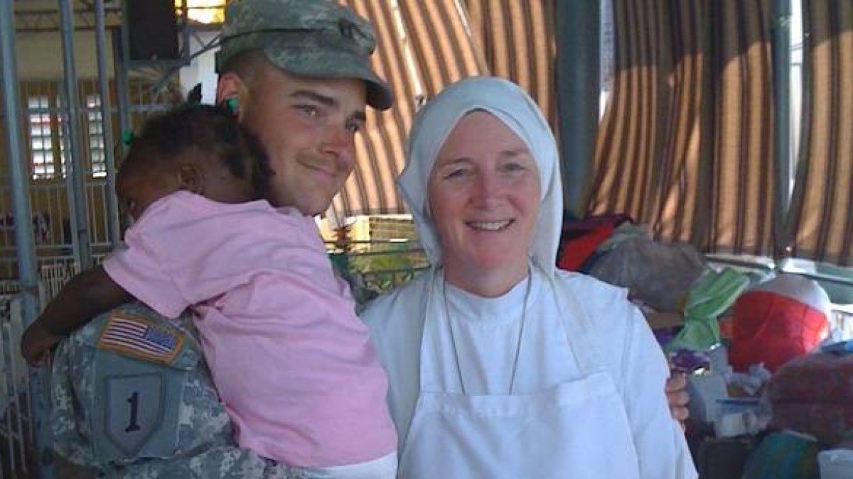 La hermana Byrne es coronel retirada del Ejército y actualmente como religiosa dirige un hospital que realiza operaciones gratuitas a los necesitados