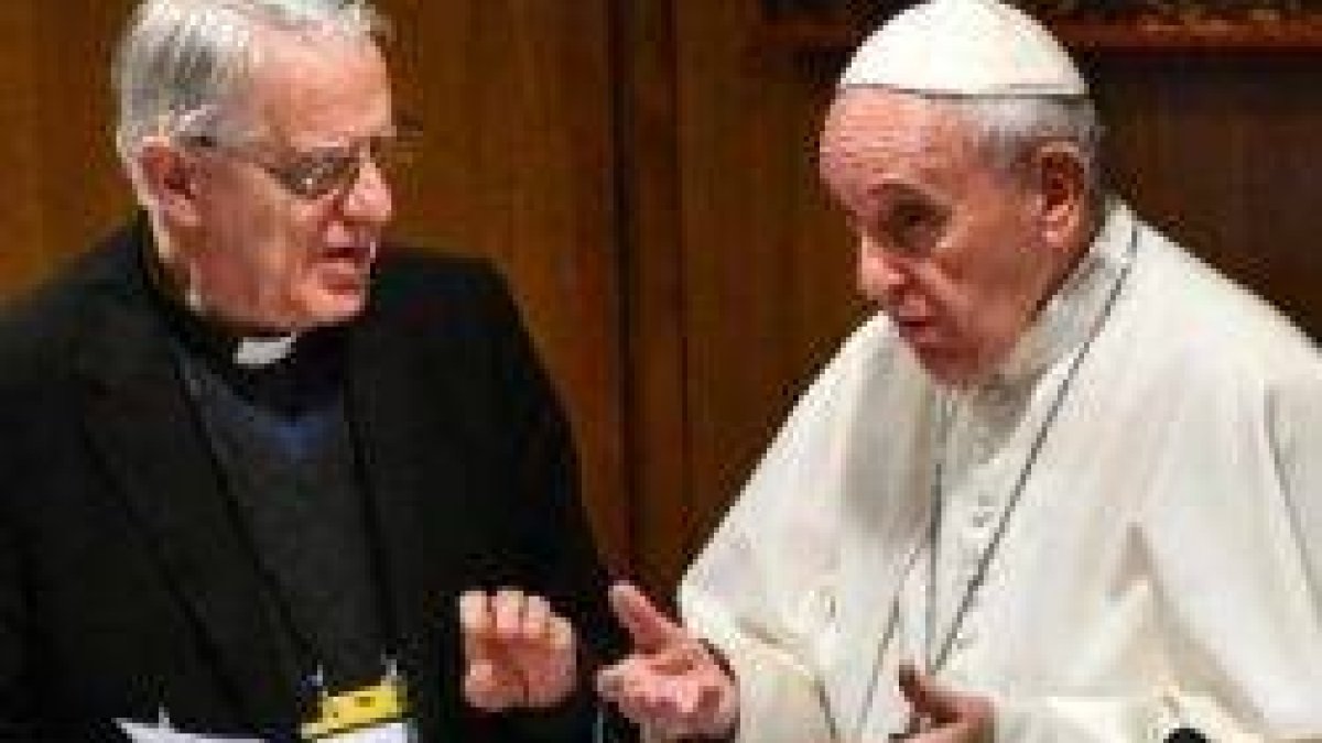 Lombardi, que ha sido el moderador de la cumbre antiabusos, con el Papa Francisco... hay que aplicar normas que cambien las cosas