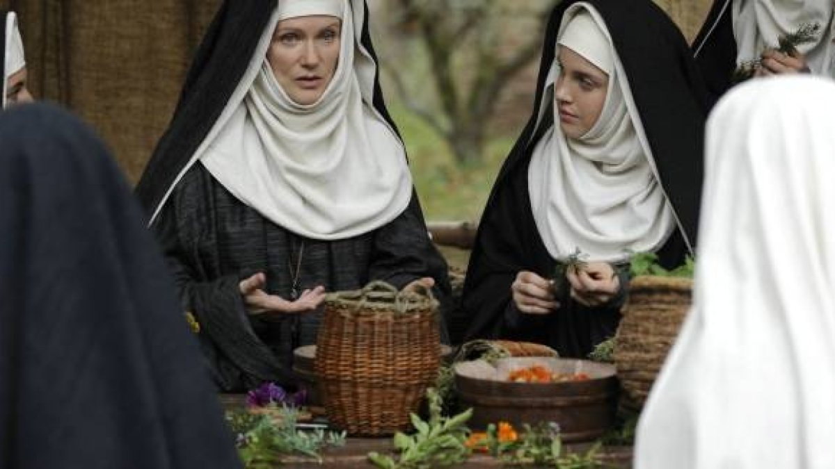 Santa Hildegarda explica sus remedios a sus discípulas en la película de 2009 Visión, que recoge su gran personalidad