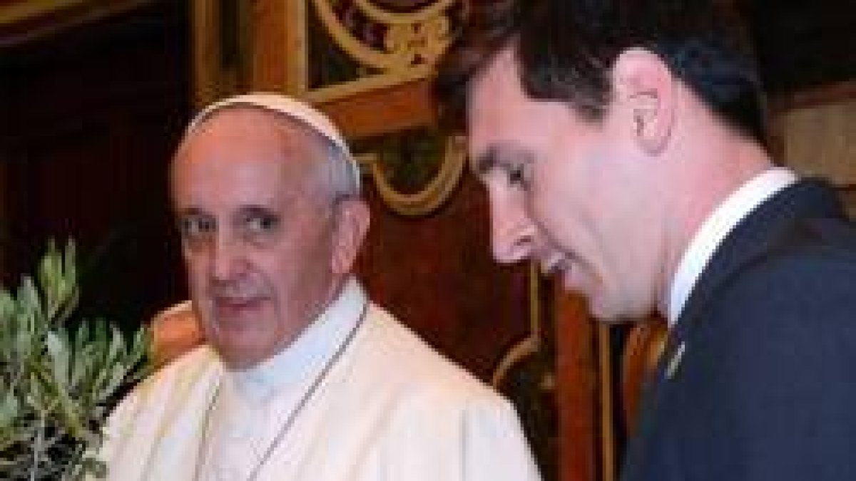 El Papa Francisco y Messi en una foto de su encuentro en 2013, cuando el futbolista le regaló un pequeño olivo al Pontífice