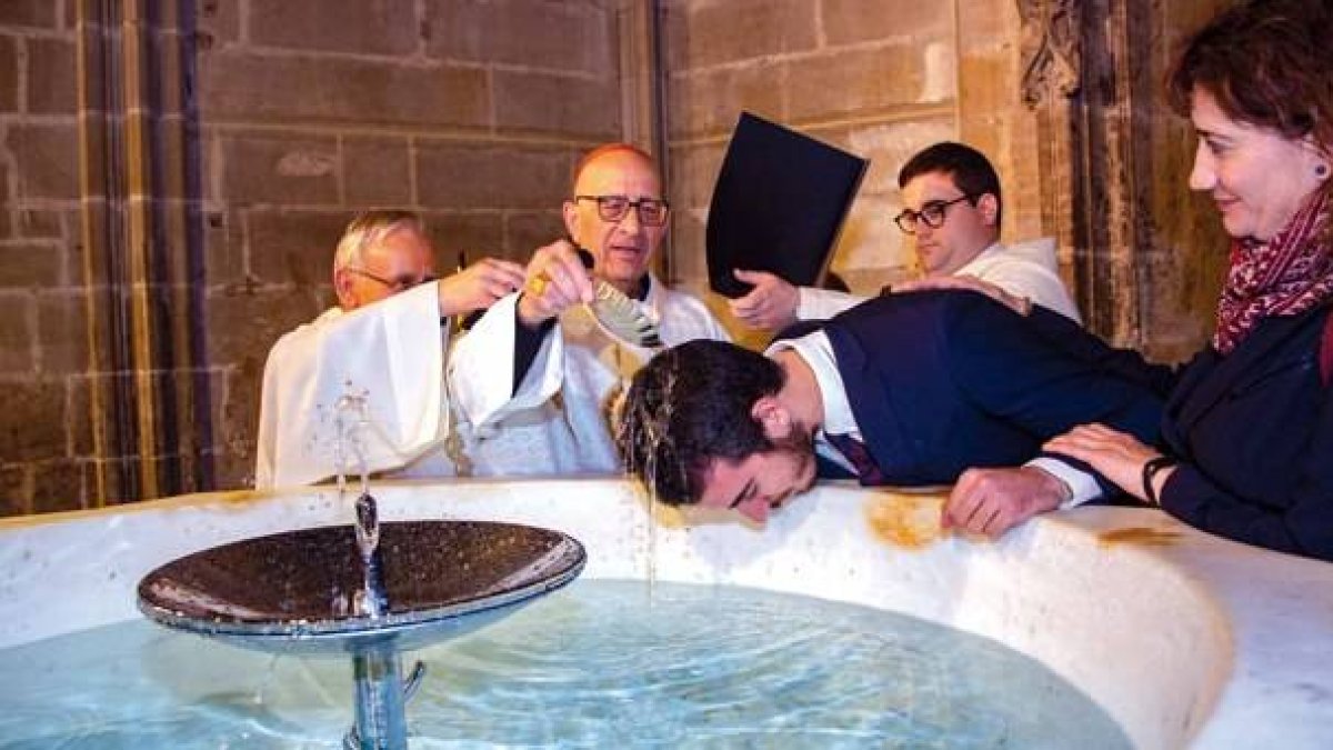 Bautizo de Miquel con el cardenal Omella en la catedral de Barcelona - Foto de Agustí Codinach en Catalunya Cristiana