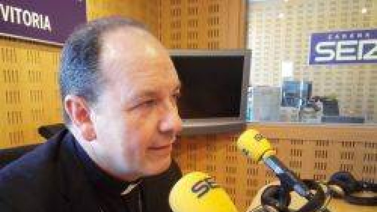 El obispo de Vitoria, Juan Carlos Elizalde, en la cadena Ser